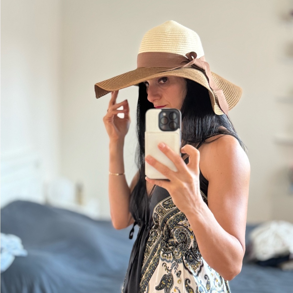 Beach hat - Picture 3 of 3